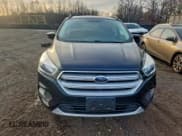 ✅ 2018 Ford Escape SE • VIN: 1FMCU9GD3JUC25422 • Lot: 95835625. Wystawiony na Copart z przebiegiem 93 399 mil. Bezpłatny archiwum sprzedaży aukcyjnych z USA i szczegółowy raport historii pojazdu na DreamBid. Zdjęcie 5.