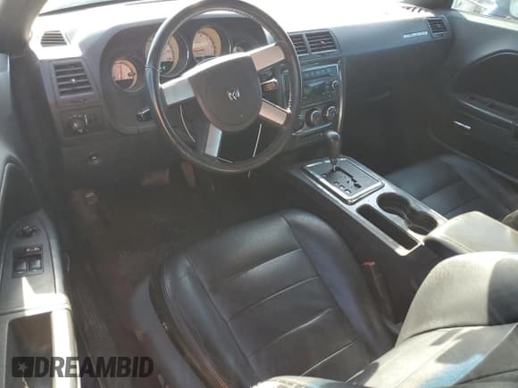 ✅ 2010 Dodge Challenger SE • VIN: 2B3CJ4DV0AH322515 • Lot: 77167664. Wystawiony na Copart z przebiegiem 190 768 mil. Bezpłatny archiwum sprzedaży aukcyjnych z USA i szczegółowy raport historii pojazdu na DreamBid. Zdjęcie 8.