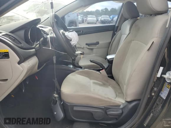 ✅ 2013 Kia Forte LX • VIN: KNAFT4A22D5672155 • Лот: 65541695. Опубликован ранее на Copart с пробегом 135 738 миль. Бесплатный доступ к архиву аукционных продаж из США и подробный отчёт об истории автомобиля на DreamBid. Изображение 7.