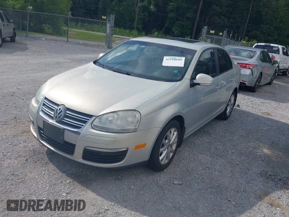 ✅ 2010 Volkswagen Jetta Limited Edition • VIN: 3VWRZ7AJ7AM098548 • Lot: 42510689. Wystawiony na IAAI z przebiegiem 166 541 mil. Bezpłatny archiwum sprzedaży aukcyjnych z USA i szczegółowy raport historii pojazdu na DreamBid. Zdjęcie 6.