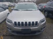✅ 2019 Jeep Cherokee Latitude • VIN: 1C4PJMCX2KD342122 • Lot: 43658085. Wystawiony na IAAI z przebiegiem 186 491 mil. Bezpłatny archiwum sprzedaży aukcyjnych z USA i szczegółowy raport historii pojazdu na DreamBid. Zdjęcie 6.