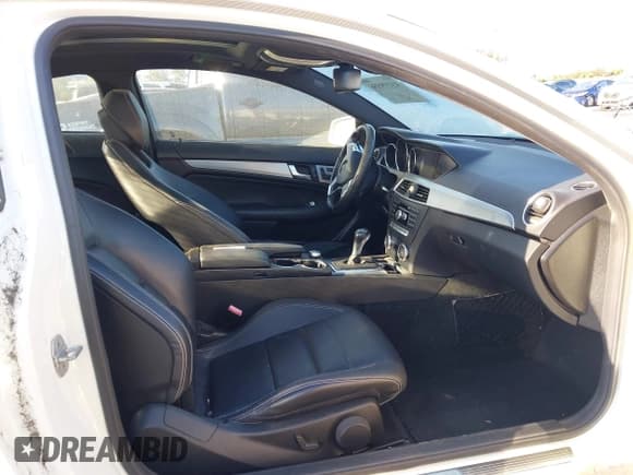 ✅ 2012 Mercedes-Benz C 250 • VIN: WDDGJ4HB5CF771439 • Lot: 43199556. Wystawiony na IAAI z przebiegiem 102 608 mil. Bezpłatny archiwum sprzedaży aukcyjnych z USA i szczegółowy raport historii pojazdu na DreamBid. Zdjęcie 5.