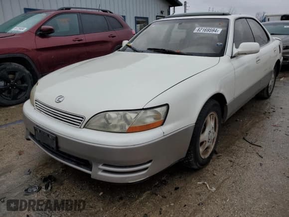 ✅ 1994 Lexus ES 300 • VIN: JT8GK13TXR0062571 • Lot: 82169594. Listed on Copart with 185,501 mi. Free auction sales archive from the USA and detailed vehicle history report at DreamBid. Image 1.