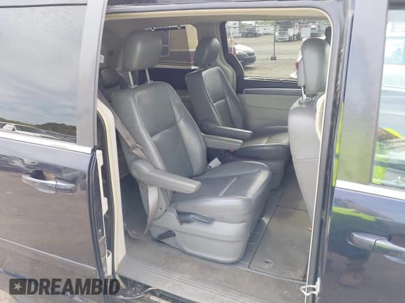 ✅ 2010 Volkswagen Routan SE • VIN: 2V4RW3D19AR272599 • Lot: 43080557. Listed on IAAI with 228,929 mi. Free auction sales archive from the USA and detailed vehicle history report at DreamBid. Image 8.