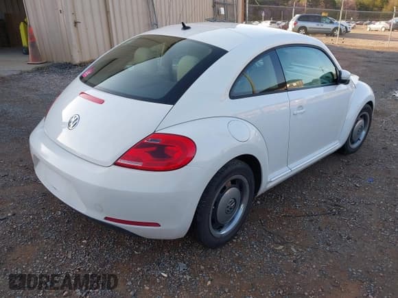 ✅ 2013 Volkswagen Beetle Fender Edition • VIN: 3VWJP7AT2DM614534 • Лот: 41919625. Опубликован ранее на IAAI с пробегом 86 362 миль. Бесплатный доступ к архиву аукционных продаж из США и подробный отчёт об истории автомобиля на DreamBid. Изображение 4.