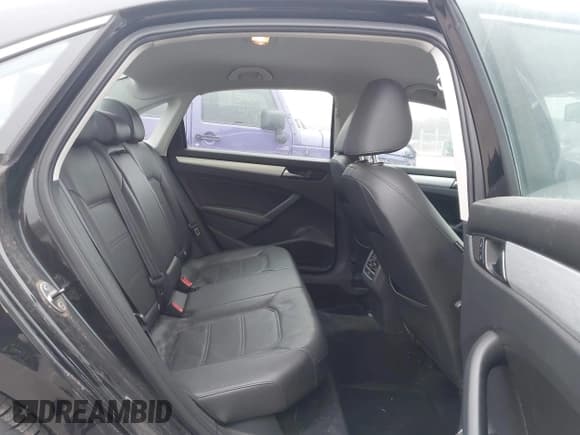 ✅ 2013 Volkswagen Passat SE • VIN: 1VWBP7A36DC073252 • Lot: 43928171. Wystawiony na IAAI z przebiegiem 113 584 mil. Bezpłatny archiwum sprzedaży aukcyjnych z USA i szczegółowy raport historii pojazdu na DreamBid. Zdjęcie 8.