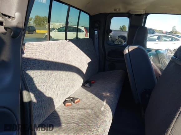 ✅ 1998 Dodge 1500 • VIN: 1B7HC13Y4WJ234775 • Lot: 43584201. Wystawiony na IAAI z przebiegiem 128 542 mil. Bezpłatny archiwum sprzedaży aukcyjnych z USA i szczegółowy raport historii pojazdu na DreamBid. Zdjęcie 8.