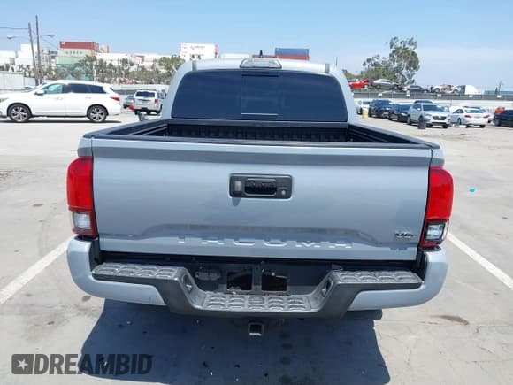✅ 2018 Toyota Tacoma SR5 • VIN: 3TMAZ5CN8JM061156 • Lot: 42477508. Listed on IAAI with 87,341 mi. Free auction sales archive from the USA and detailed vehicle history report at DreamBid. Image 16.