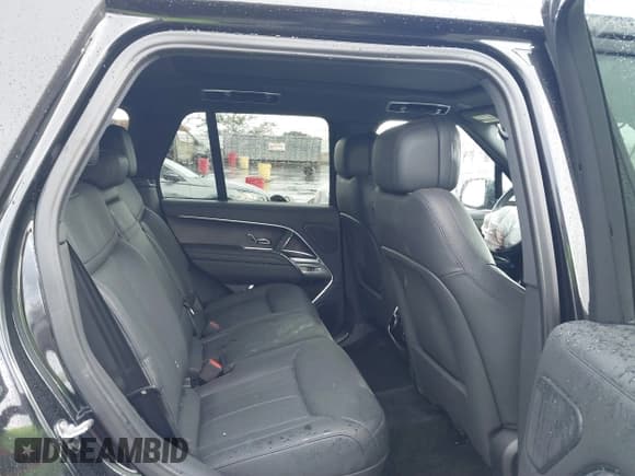 ✅ 2025 Land Rover Range Rover SE • VIN: SALKP9E90SA258525 • Lot: 41782402. Listed on IAAI with 5,960 mi. Free auction sales archive from the USA and detailed vehicle history report at DreamBid. Image 8.