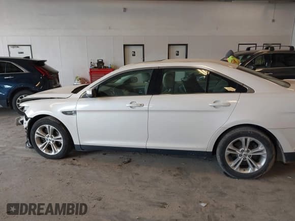 ✅ 2017 Ford Taurus SEL • VIN: 1FAHP2E86HG116904 • Lot: 43152326. Wystawiony na IAAI z przebiegiem 124 597 mil. Bezpłatny archiwum sprzedaży aukcyjnych z USA i szczegółowy raport historii pojazdu na DreamBid. Zdjęcie 14.