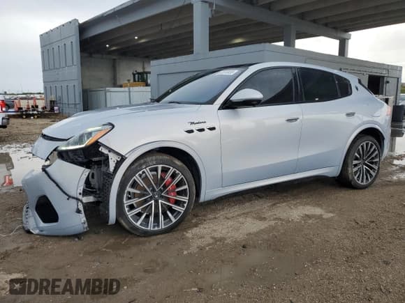 ✅ 2023 Maserati Grecale Modena • VIN: ZN682AVM5P7407858 • Lot: 63518455. Wystawiony na Copart z przebiegiem 22 858 mil. Bezpłatny archiwum sprzedaży aukcyjnych z USA i szczegółowy raport historii pojazdu na DreamBid. Zdjęcie 1.