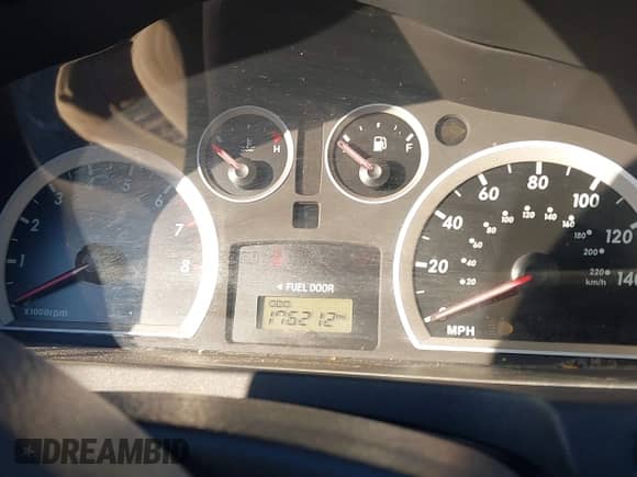 2005 Hyundai Santa Fe GLS z VIN KM8SC13D25U938582, wystawiony jako IAAI lot #41283607 z przebiegiem 176 212 mil mil oraz . Historia ofert i sprzedaży dostępna na DreamBid. Obrazek 7.