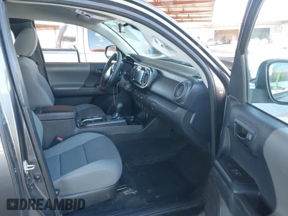 ✅ 2021 Toyota Tacoma SR • VIN: 3TYRX5GN8MT006430 • Lot: 43588076. Wystawiony na IAAI z przebiegiem 80 995 mil. Bezpłatny archiwum sprzedaży aukcyjnych z USA i szczegółowy raport historii pojazdu na DreamBid. Zdjęcie 5.