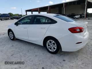 ✅ 2019 Chevrolet Cruze LS • VIN: 1G1BC5SM1K7150845 • Lot: 73210112. Wystawiony na Copart z przebiegiem 10 310 mil mil. Skorzystaj z bezpłatnego archiwum sprzedaży aukcyjnych z USA i zobacz szczegółowy raport historii pojazdu na DreamBid. Zdjęcie 2.