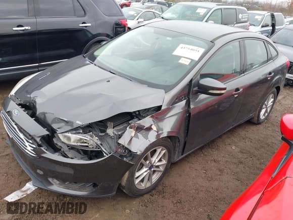 ✅ 2016 Ford Focus SE • VIN: 1FADP3F23GL217564 • Lot: 43754051. Wystawiony na IAAI z przebiegiem 137 951 mil. Bezpłatny archiwum sprzedaży aukcyjnych z USA i szczegółowy raport historii pojazdu na DreamBid. Zdjęcie 2.