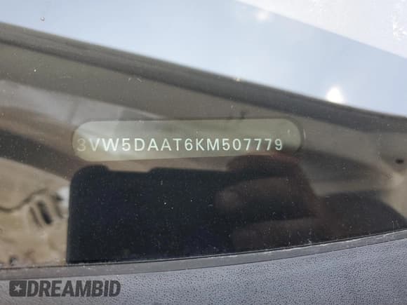 ✅ 2019 Volkswagen Beetle S • VIN: 3VW5DAAT6KM507779 • Лот: 66882335. Опубликован ранее на Copart с пробегом 99 381 миль. Бесплатный доступ к архиву аукционных продаж из США и подробный отчёт об истории автомобиля на DreamBid. Изображение 12.