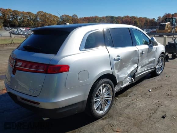 ✅ 2019 Lincoln MKT Reserve • VIN: 2LMHJ5AT0KBL01911 • Lot: 43640126. Listed on IAAI with 60,812 mi. Free auction sales archive from the USA and detailed vehicle history report at DreamBid. Image 4.