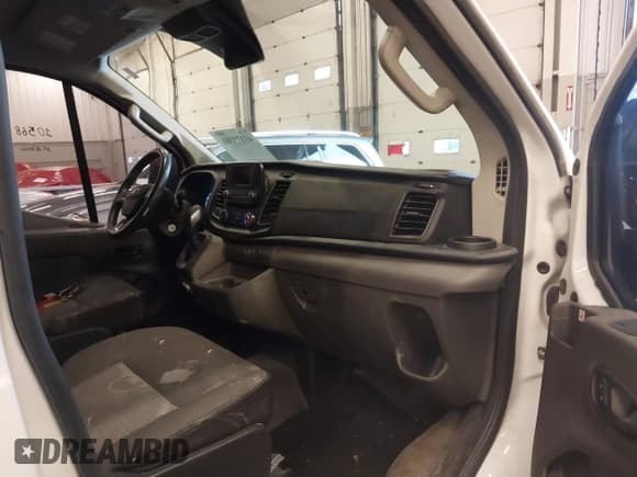 ✅ 2020 Ford Transit Cargo • VIN: 1FTBR1Y81LKA74678 • Lot: 41173381. Wystawiony na IAAI z przebiegiem 39 137 mil. Bezpłatny archiwum sprzedaży aukcyjnych z USA i szczegółowy raport historii pojazdu na DreamBid. Zdjęcie 5.