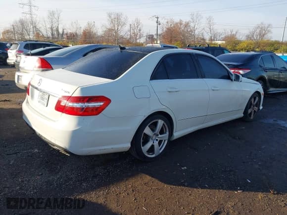 ✅ 2010 Mercedes-Benz E 350 Sport • VIN: WDDHF8HB9AA066246 • Lot: 43770743. Listed on IAAI with 130,753 mi. Free auction sales archive from the USA and detailed vehicle history report at DreamBid. Image 4.