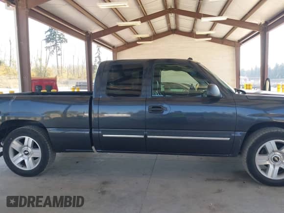 ✅ 2005 Chevrolet Silverado 1500 LS • VIN: 2GCEC19T851358412 • Lot: 43306552. Wystawiony na IAAI z przebiegiem 288 244 mil mil. Skorzystaj z bezpłatnego archiwum sprzedaży aukcyjnych z USA i zobacz szczegółowy raport historii pojazdu na DreamBid. Zdjęcie 13.