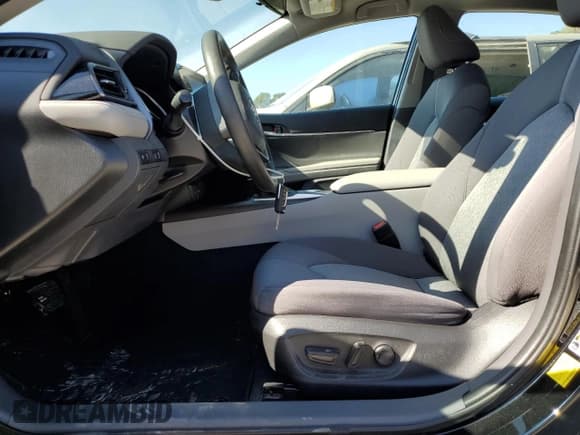 ✅ 2022 Toyota Camry LE • VIN: 4T1C11AK2NU036915 • Lot: 93386395. Wystawiony na Copart z przebiegiem 27 779 mil. Bezpłatny archiwum sprzedaży aukcyjnych z USA i szczegółowy raport historii pojazdu na DreamBid. Zdjęcie 7.