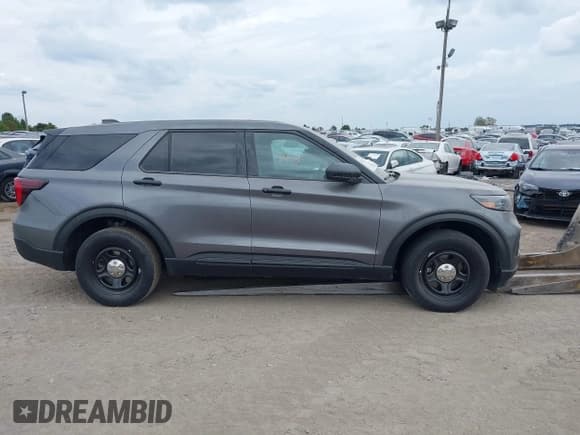 ✅ 2025 Ford Police Interceptor Utility • VIN: 1FM5K8AB9SGB13773 • Lot: 43087413. Wystawiony na IAAI z przebiegiem 5 378 mil. Bezpłatny archiwum sprzedaży aukcyjnych z USA i szczegółowy raport historii pojazdu na DreamBid. Zdjęcie 13.