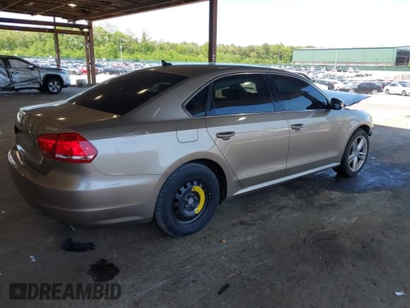 ✅ 2015 Volkswagen Passat SE • VIN: 1VWBV7A34FC073646 • Lot: 42334373. Listed on IAAI with 87,604 mi. Free auction sales archive from the USA and detailed vehicle history report at DreamBid. Image 4.