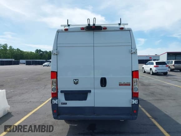 ✅ 2015 Ram ProMaster Cargo • VIN: 3C6URVJG7FE516864 • Lot: 42206140. Wystawiony na IAAI z przebiegiem 104 711 mil. Bezpłatny archiwum sprzedaży aukcyjnych z USA i szczegółowy raport historii pojazdu na DreamBid. Zdjęcie 17.