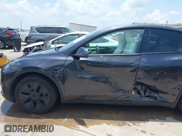 ✅ 2024 Tesla Model Y • VIN: 7SAYGDED6RF105712 • Lot: 42426766. Wystawiony na IAAI z przebiegiem 12 527 mil. Bezpłatny archiwum sprzedaży aukcyjnych z USA i szczegółowy raport historii pojazdu na DreamBid. Zdjęcie 6.