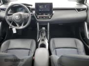 ✅ 2024 Toyota Corolla Cross Hybrid S • VIN: 7MUFBABG3RV025110 • Lot: 54606865. Wystawiony na Copart z przebiegiem 6 218 mil. Bezpłatny archiwum sprzedaży aukcyjnych z USA i szczegółowy raport historii pojazdu na DreamBid. Zdjęcie 8.