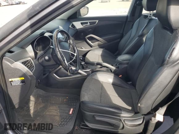 ✅ 2014 Hyundai Veloster • VIN: KMHTC6AD4EU184184 • Lot: 75909334. Wystawiony na Copart z przebiegiem 124 962 mil. Bezpłatny archiwum sprzedaży aukcyjnych z USA i szczegółowy raport historii pojazdu na DreamBid. Zdjęcie 7.