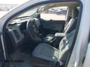 ✅ 2019 Chevrolet Colorado 2WD Work Truck • VIN: 1GCGSBEA7K1302243 • Lot: 42049966. Wystawiony na IAAI z przebiegiem 104 209 mil. Bezpłatny archiwum sprzedaży aukcyjnych z USA i szczegółowy raport historii pojazdu na DreamBid. Zdjęcie 5.