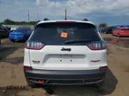 ✅ 2023 Jeep Cherokee Trailhawk • VIN: 1C4PJMBN0PD106916 • Lot: 61921595. Wystawiony na Copart z przebiegiem 16 768 mil. Bezpłatny archiwum sprzedaży aukcyjnych z USA i szczegółowy raport historii pojazdu na DreamBid. Zdjęcie 6.