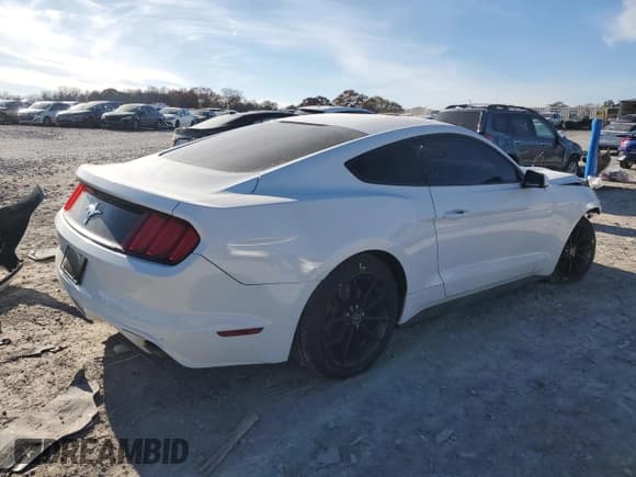 ✅ 2015 Ford Mustang V6 • VIN: 1FA6P8AM5F5394490 • Lot: 92239705. Wystawiony na Copart z przebiegiem 122 109 mil. Bezpłatny archiwum sprzedaży aukcyjnych z USA i szczegółowy raport historii pojazdu na DreamBid. Zdjęcie 3.