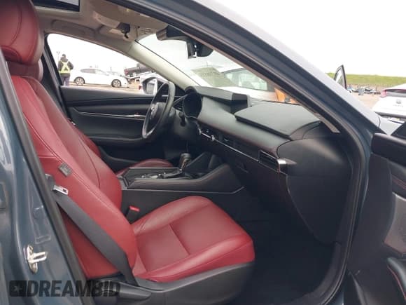 ✅ 2023 Mazda 3 S Carbon Edition • VIN: 3MZBPBCM4PM358964 • Lot: 41718813. Wystawiony na IAAI z przebiegiem 34 215 mil. Bezpłatny archiwum sprzedaży aukcyjnych z USA i szczegółowy raport historii pojazdu na DreamBid. Zdjęcie 5.