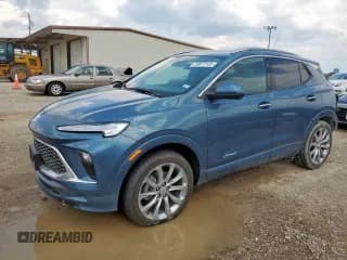 ✅ 2024 Buick Encore GX Avenir • VIN: KL4AMGSL7RB023537 • Lot: 69872165. Wystawiony na Copart z przebiegiem 9 970 mil. Bezpłatny archiwum sprzedaży aukcyjnych z USA i szczegółowy raport historii pojazdu na DreamBid. Zdjęcie 1.