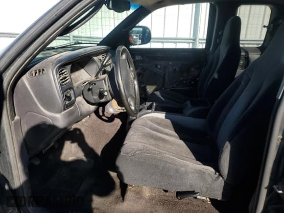 ✅ 2000 Dodge Dakota Sport • VIN: 1B7GG22N7YS631407 • Lot: 68142074. Wystawiony na Copart z przebiegiem 276 475 mil. Bezpłatny archiwum sprzedaży aukcyjnych z USA i szczegółowy raport historii pojazdu na DreamBid. Zdjęcie 7.