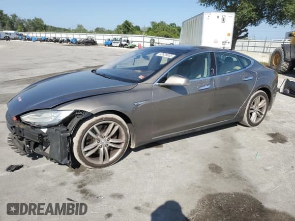 ✅ 2015 Tesla Model S 85D • VIN: 5YJSA1H25FF087146 • Lot: 52639635. Wystawiony na Copart z przebiegiem 132 346 mil. Bezpłatny archiwum sprzedaży aukcyjnych z USA i szczegółowy raport historii pojazdu na DreamBid. Zdjęcie 1.