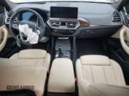 ✅ 2024 BMW X3 xDrive30i • VIN: WBX57DP04RN288008 • Lot: 68578105. Wystawiony na Copart z przebiegiem Nie podano. Bezpłatny archiwum sprzedaży aukcyjnych z USA i szczegółowy raport historii pojazdu na DreamBid. Zdjęcie 8.