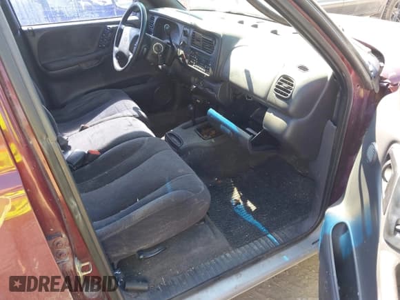 ✅ 2000 Dodge Dakota Sport • VIN: 1B7HG2AZ9YS728469 • Lot: 42928676. Wystawiony na IAAI z przebiegiem 243 416 mil. Bezpłatny archiwum sprzedaży aukcyjnych z USA i szczegółowy raport historii pojazdu na DreamBid. Zdjęcie 5.