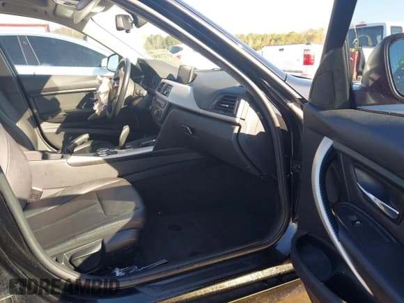 ✅ 2015 BMW 3 Series 320i xDrive • VIN: WBA3C3G58FNS74921 • Lot: 43727850. Wystawiony na IAAI z przebiegiem 103 152 mil. Bezpłatny archiwum sprzedaży aukcyjnych z USA i szczegółowy raport historii pojazdu na DreamBid. Zdjęcie 5.