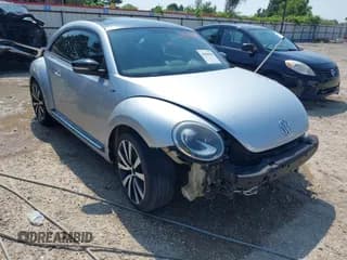 ✅ 2013 Volkswagen Beetle Turbo • VIN: 3VWVT7AT6DM675902 • Lot: 42998880. Wystawiony na IAAI z przebiegiem Nie podano. Bezpłatny archiwum sprzedaży aukcyjnych z USA i szczegółowy raport historii pojazdu na DreamBid. Zdjęcie 1.