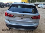 ✅ 2018 BMW X1 sDrive28i • VIN: WBXHU7C33J5L05523 • Lot: 84926235. Wystawiony na Copart z przebiegiem Nie podano. Bezpłatny archiwum sprzedaży aukcyjnych z USA i szczegółowy raport historii pojazdu na DreamBid. Zdjęcie 6.
