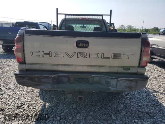 2004 Chevrolet Silverado 1500 LS z VIN 1GCEC14T84E230899, wystawiony jako Copart lot #60497185 z przebiegiem 227 145 mil mil oraz Czysty tytuł • Clean title. Historia ofert i sprzedaży dostępna na DreamBid. Obrazek 6.