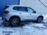 ✅ 2023 BMW X1 xDrive28i • VIN: WBX73EF06P5W81341 • Лот: 43389484. Опубликован ранее на Copart с пробегом 13 452 миль. Бесплатный доступ к архиву аукционных продаж из США и подробный отчёт об истории автомобиля на DreamBid. Изображение 3.