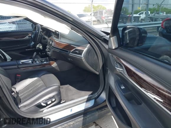 ✅ 2018 BMW 7 Series ALPINA B7 xDrive • VIN: WBA7F2C57JB238219 • Lot: 41996112. Wystawiony na IAAI z przebiegiem Nie podano. Bezpłatny archiwum sprzedaży aukcyjnych z USA i szczegółowy raport historii pojazdu na DreamBid. Zdjęcie 5.