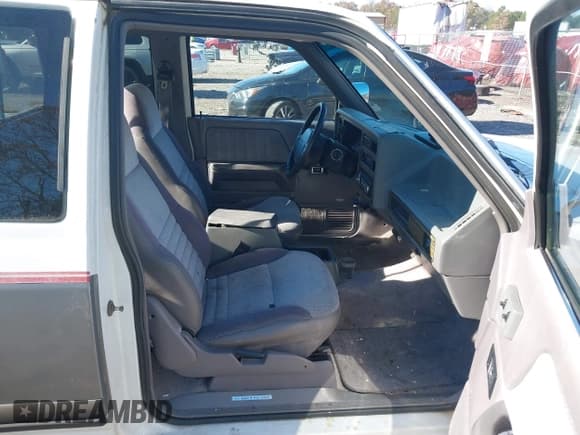 ✅ 1995 Dodge Dakota • VIN: 1B7GL23Y3SS323789 • Lot: 43692175. Wystawiony na IAAI z przebiegiem 170 000 mil. Bezpłatny archiwum sprzedaży aukcyjnych z USA i szczegółowy raport historii pojazdu na DreamBid. Zdjęcie 5.