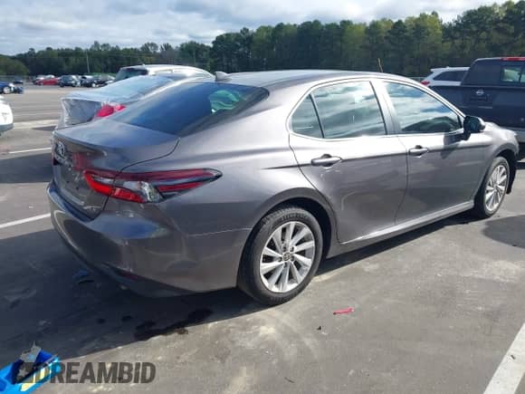 2023 Toyota Camry LE z VIN 4T1C11AK0PU822103, wystawiony jako IAAI lot #43244981 z przebiegiem 43 778 mil mil oraz . Historia ofert i sprzedaży dostępna na DreamBid. Obrazek 4.