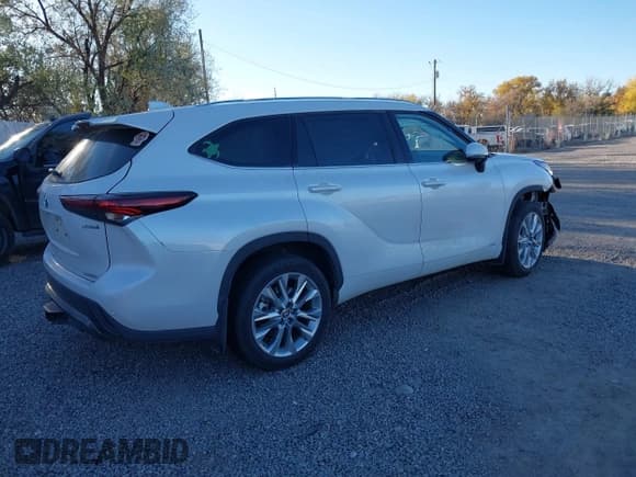 ✅ 2024 Toyota Highlander Hybrid Limited • VIN: 5TDXBRCH7RS639680 • Lot: 43558090. Listed on IAAI with 17,936 mi. Free auction sales archive from the USA and detailed vehicle history report at DreamBid. Image 4.