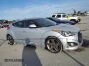 ✅ 2013 Hyundai Veloster Turbo • VIN: KMHTC6AEXDU128130 • Lot: 83827214. Wystawiony na Copart z przebiegiem 173 288 mil. Bezpłatny archiwum sprzedaży aukcyjnych z USA i szczegółowy raport historii pojazdu na DreamBid. Zdjęcie 4.